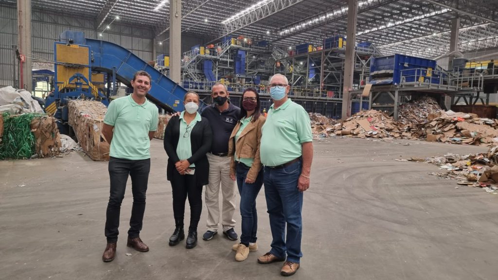 Comitiva do Grupo Conserbras visita a empresa com a maior linha de produção de reciclagem da América Latina